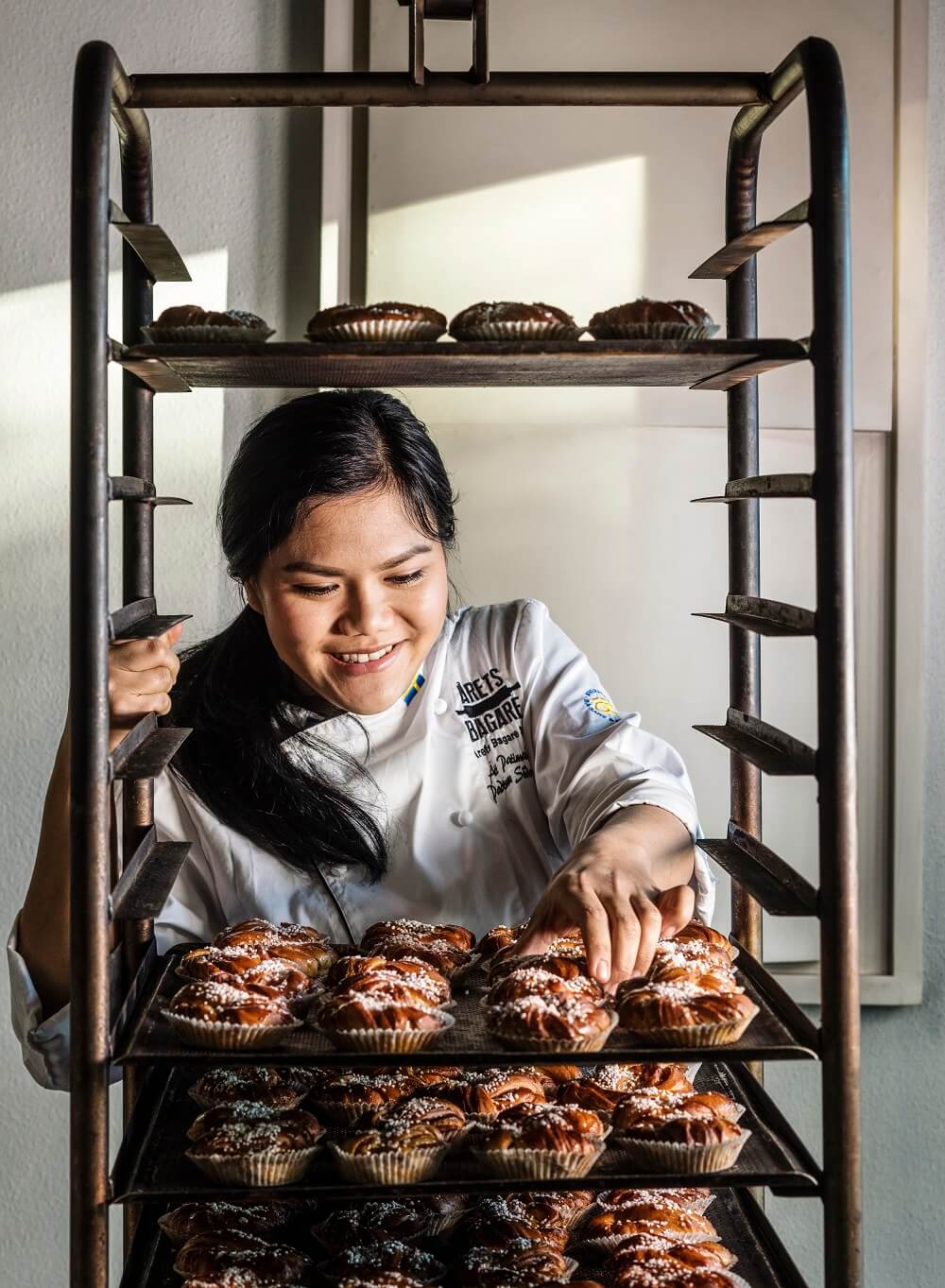 bagare Ått lägger bullar på plåt