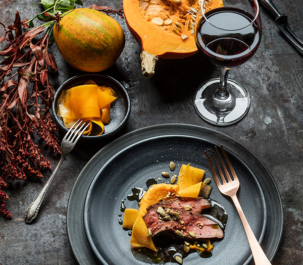 Varmrätt med pumpa, kött och rött vin