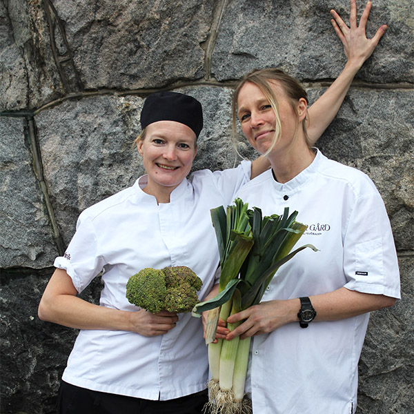 Kockarna Karin och Karin med broccoli och purjolök i händerna