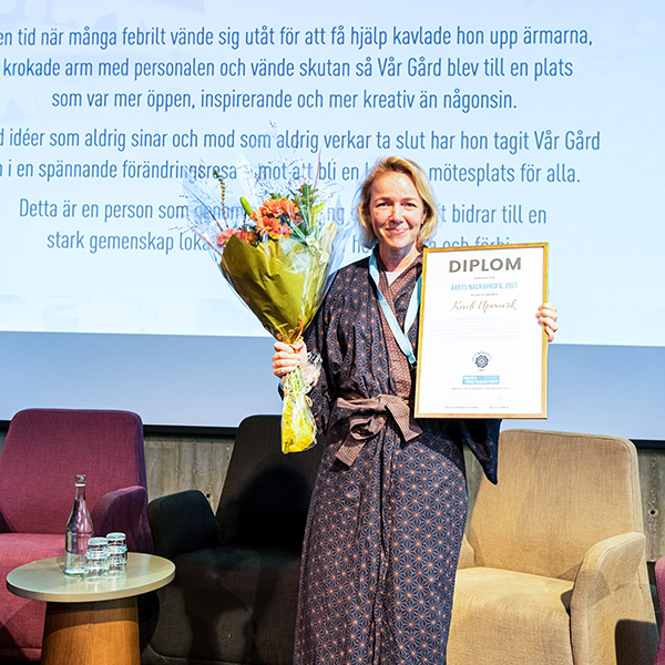 Kadi Upmark with Diploma and Flowers for this year's Nackaprofil 2021